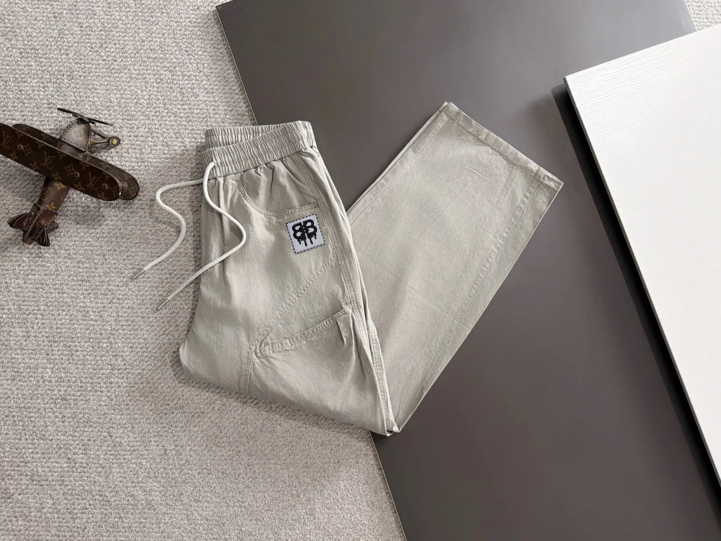 The next day shipped P195 Balenciaga 2026 summer New Arrival elastic casual pants, counter custom fabric Breathable high comfort, impeccable details, brand elements design concept, reflecting high quality. The hand feels delicate and soft! Casual cuts and awesome upper body! Sizes: S-3XL